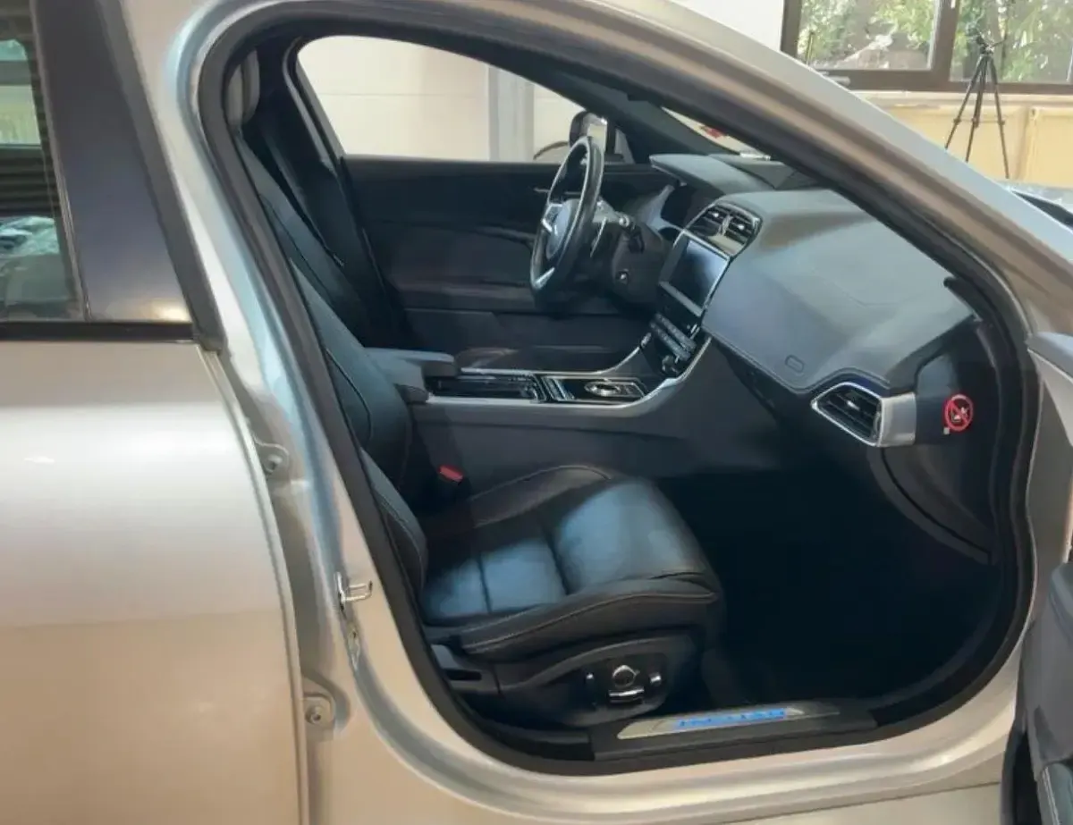 Gebraucht Jaguar XE 240 PS (176 kW) 2017 Grau Limousine