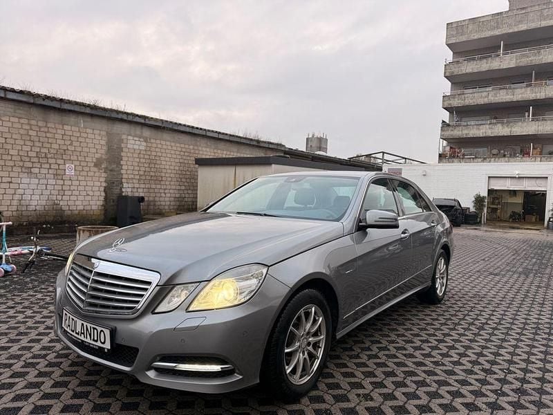 Silber Gebraucht 2010 Mercedes E350 Limousine | 9.550 € (Superpreis) - Bild 1/4