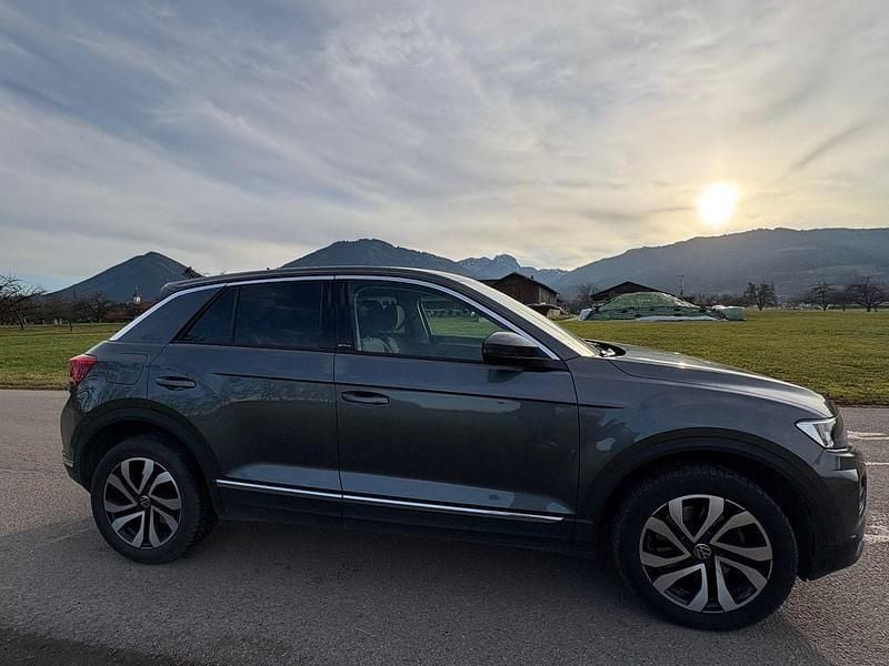 Grau Gebraucht 2021 VW T-Roc Active SUV | 21.999 € (Superpreis) - Bild 1/4