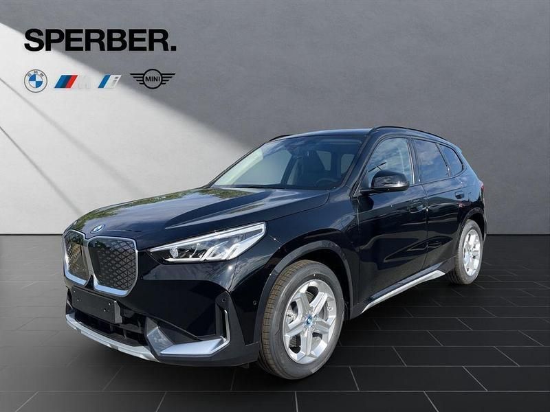 Schwarz Neu 2025 BMW iX1 xLine SUV | 49.980 € (Fairer Preis) - Bild 1/4