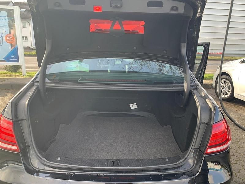 Gebraucht Mercedes E250 Avantgarde 204 PS (150 kW) 2015 Schwarz Limousine