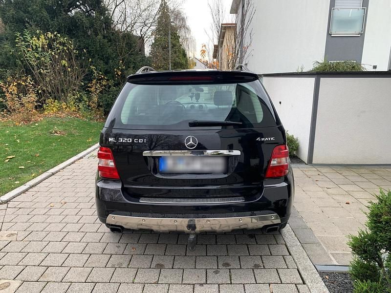 Schwarz Gebraucht 2007 Mercedes ML320 SUV | 9.800 € (Etwas zu teuer) - Bild 1/4