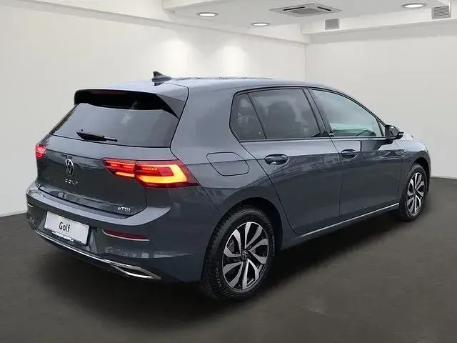 Gebraucht VW Golf VIII Active 150 PS (110 kW) 2022 Delfingrau metallic Limousine