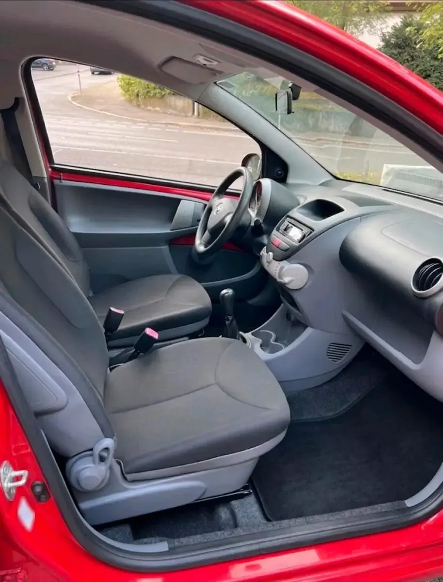 Gebraucht Toyota Aygo 71 PS (52 kW) 2010 Rot Kleinwagen