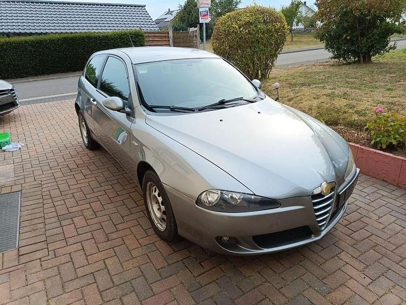 Grau Gebraucht 2005 Alfa Romeo 147 Progression Kleinwagen | 600 € - Bild 1/4