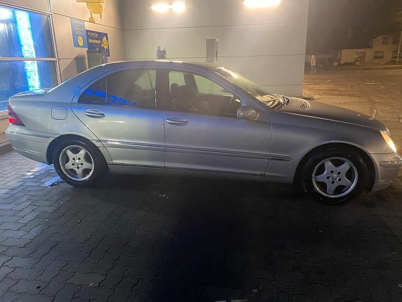 Second-hand Mercedes C220 143 CP (105 kW) 2001 Argintiu Berlinǎ