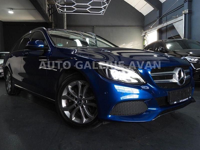 Gebraucht Mercedes C180 AMG line 156 PS (114 kW) 2018 Blau Limousine