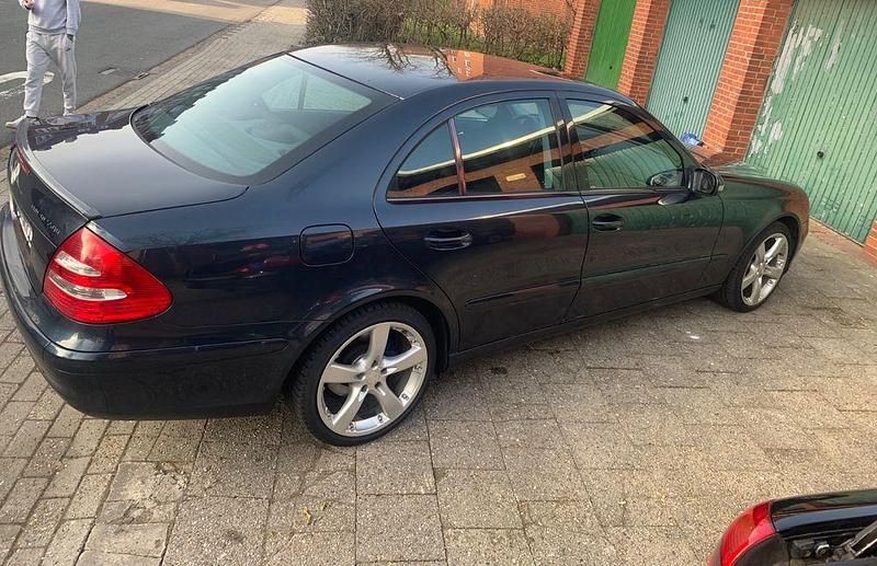 Gebraucht Mercedes E200 Elegance 162 PS (119 kW) 2005 Blau Limousine