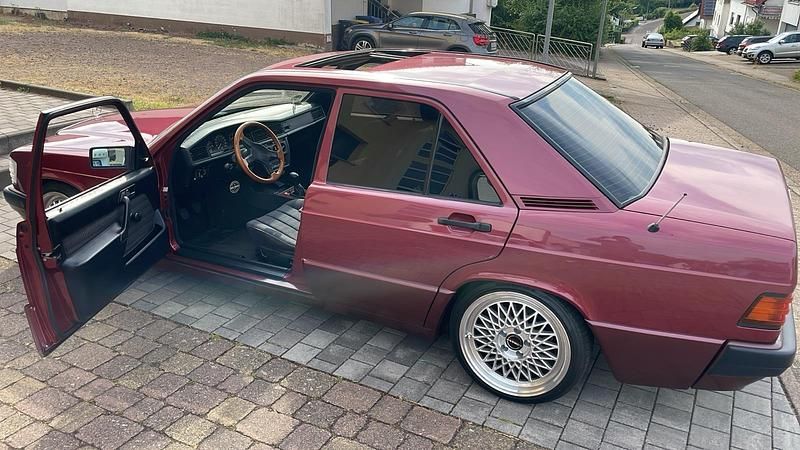 Gebraucht Mercedes 190 118 PS (86 kW) 1989 Rot Limousine