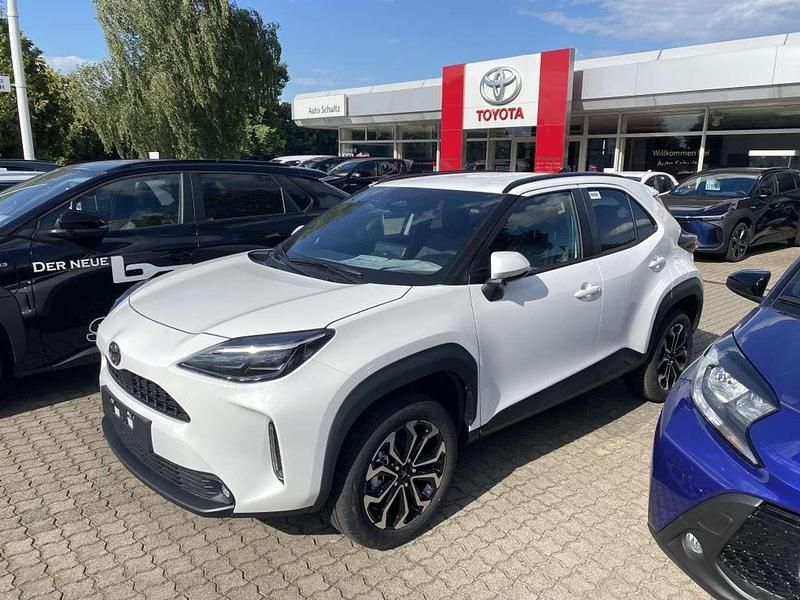 Schneeweiß Gebraucht 2025 Toyota Yaris Cross SUV | 28.980 € (Fairer Preis) - Bild 1/4