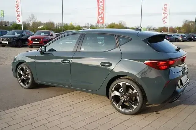 Nowe Cupra Leon 150 KM (110 kW) 2026 Niebieski Sedan/Limuzyna