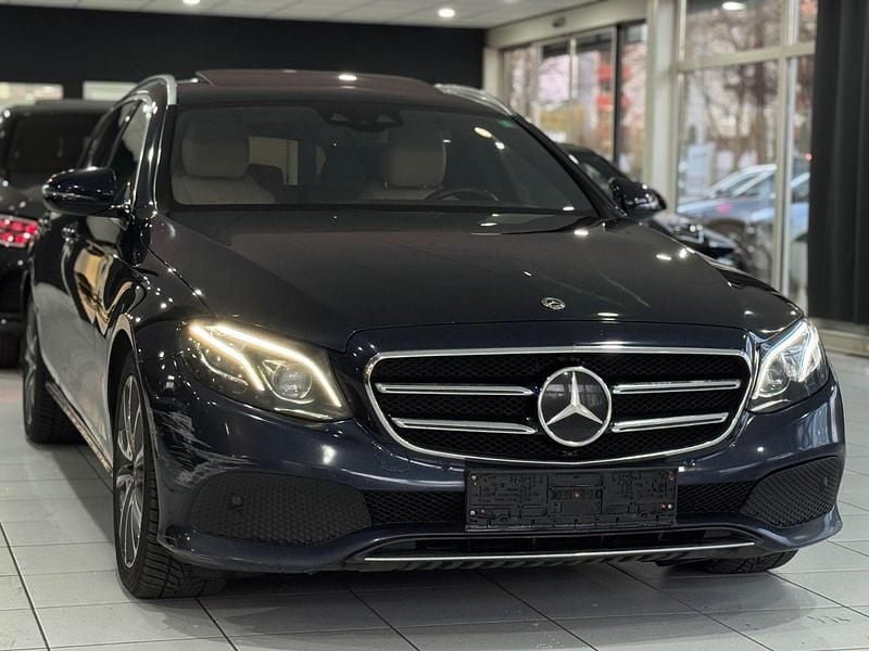 Gebraucht Mercedes E220 194 PS (142 kW) 2019 Blau Kombi