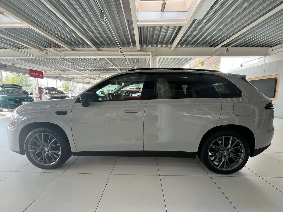 Neu Leapmotor C10 219 kW (299 PS) 2026 Tundra grey SUV