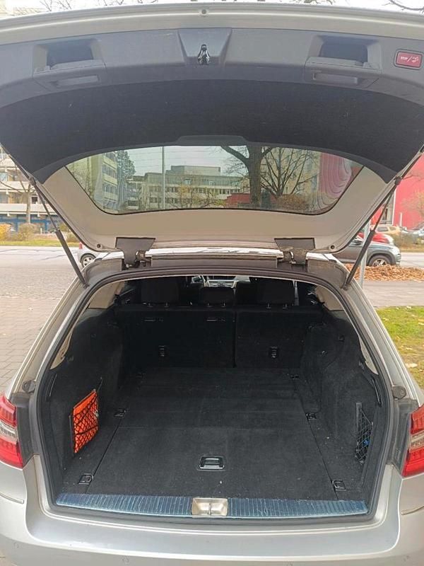 Gebraucht Mercedes E250 204 PS (150 kW) 2011 Silber Kombi
