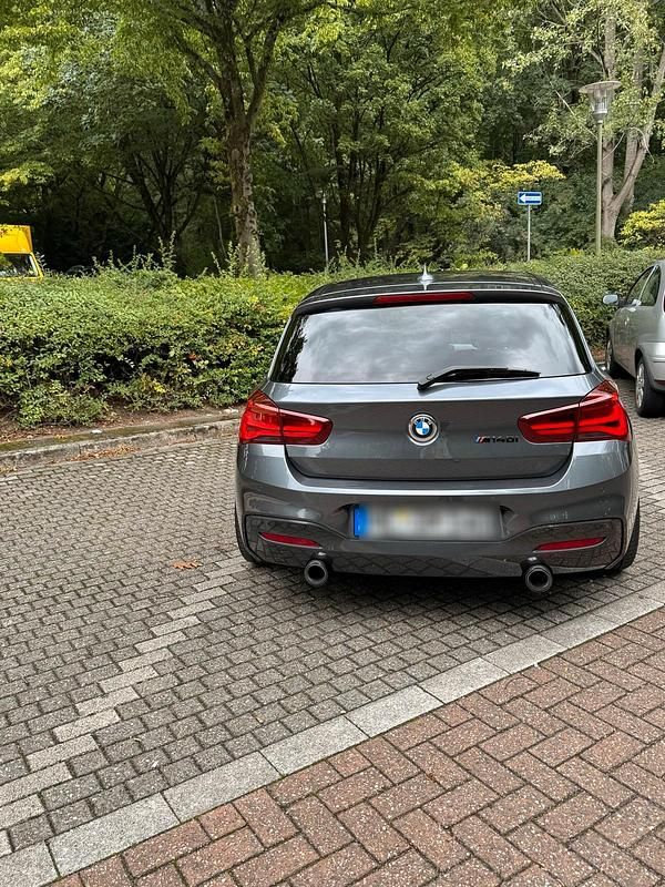 Grau Gebraucht 2018 BMW M140 M Performance Kleinwagen | 31.000 € (Fairer Preis) - Bild 1/4