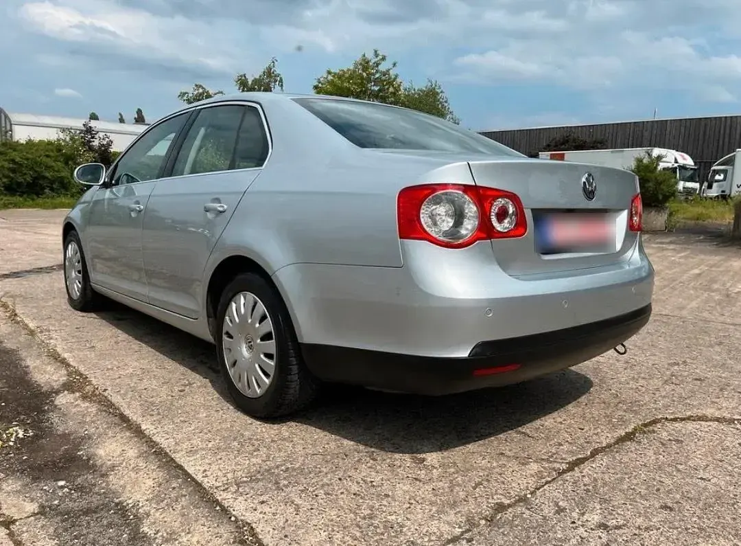 Gebraucht VW Jetta 102 PS (75 kW) 2005 Silber Limousine