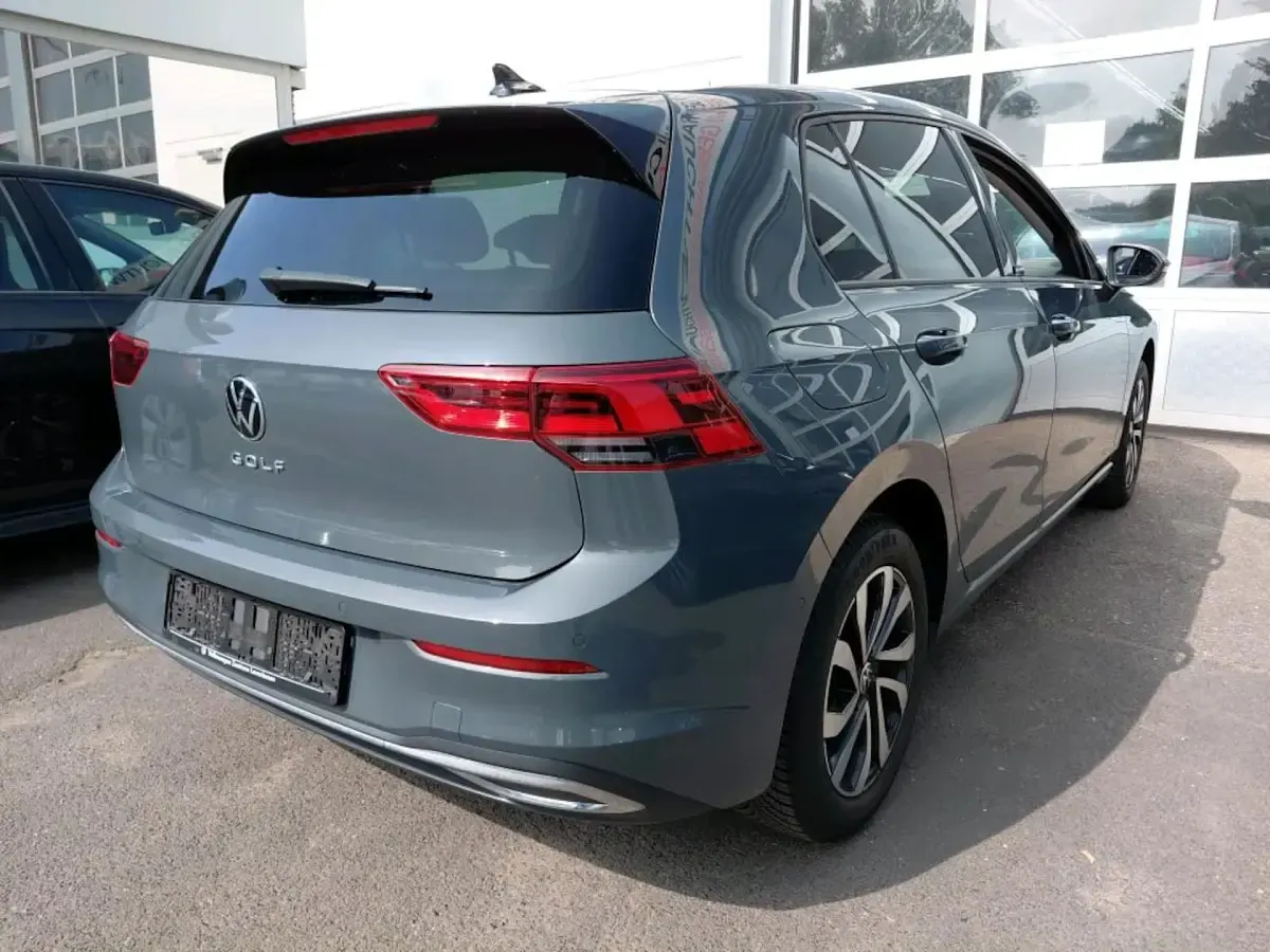 Gebraucht VW Golf VIII Active 150 PS (110 kW) 2023 Grau Limousine