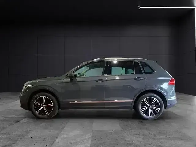 Gebraucht VW Tiguan Active 150 PS (110 kW) 2022 Delfingrau metallic SUV