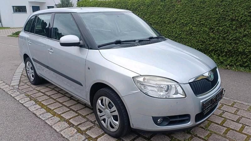 Silber Gebraucht 2010 Skoda Fabia Kombi | 1.500 € - Bild 1/4