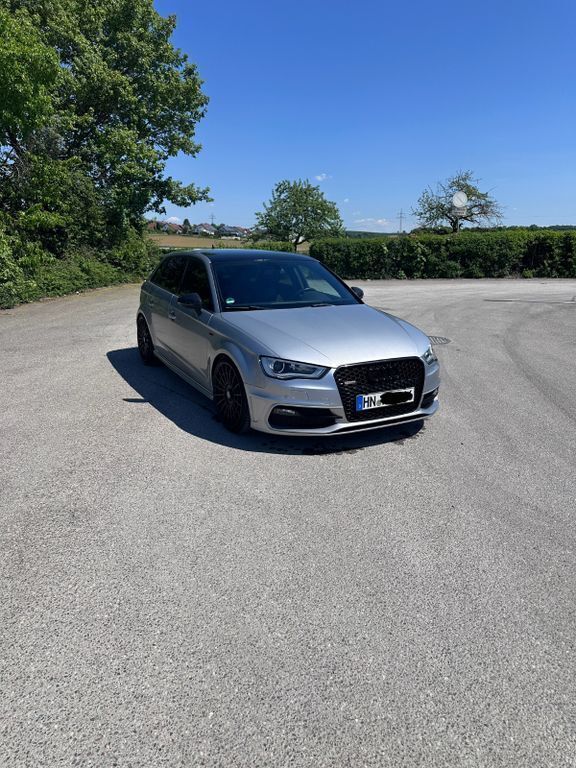 Grau Gebraucht 2015 Audi A3 Sportback S-Line Limousine | 14.990 € (Etwas zu teuer) - Bild 1/4