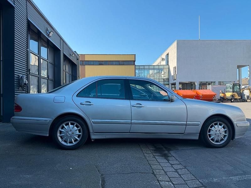 Gebraucht Mercedes E280 204 PS (150 kW) 2001 Silber Limousine