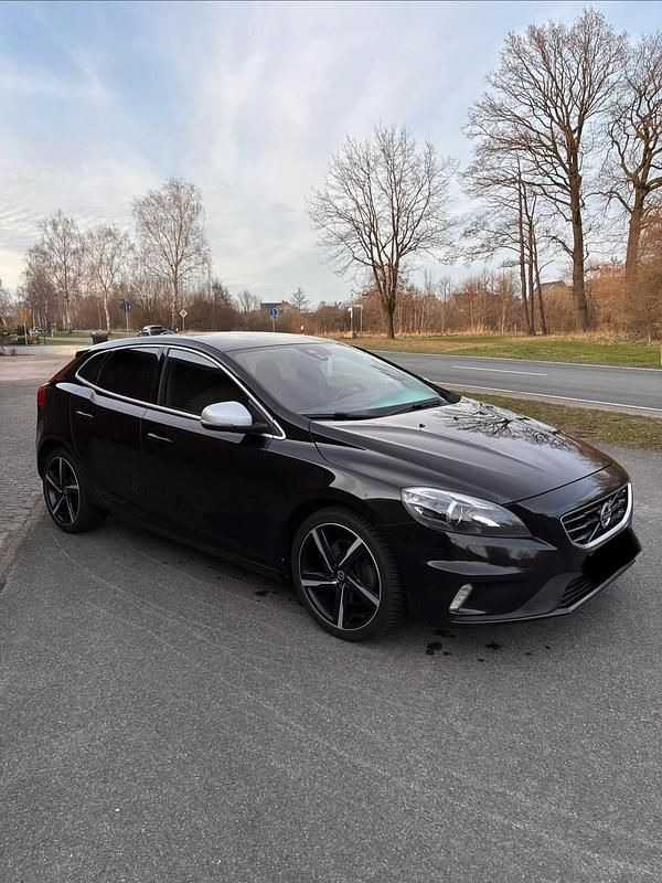 Gebraucht Volvo V40 122 PS (89 kW) 2015 Schwarz Kombi