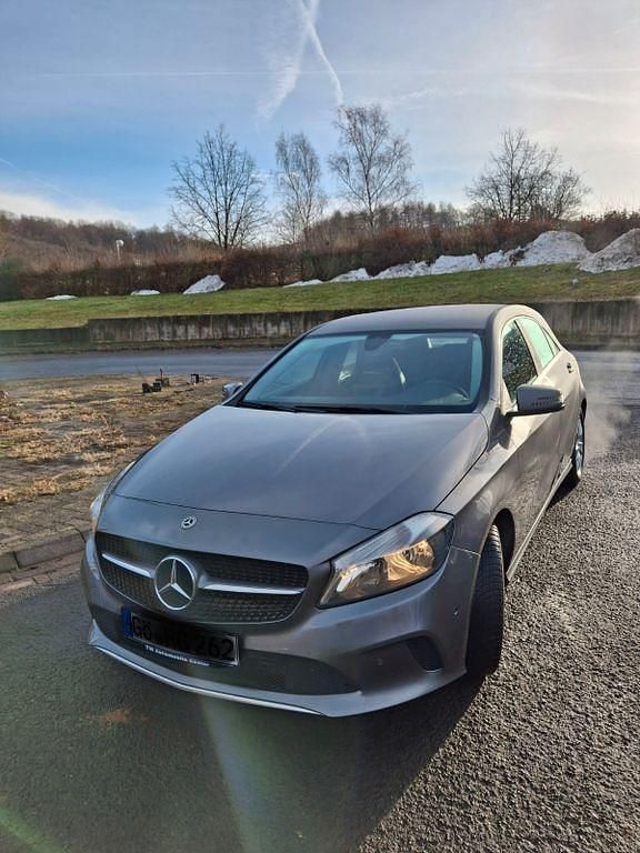 Grau Gebraucht 2017 Mercedes A180 Edition Limousine | 13.600 € (Fairer Preis) - Bild 1/4