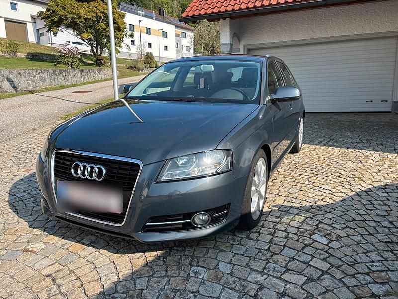 Grau Gebraucht 2012 Audi A3 Kleinwagen | 9.500 € (Fairer Preis) - Bild 1/4