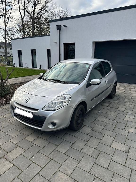 Gebraucht Renault Clio II 75 PS (55 kW) 2010 Silber Limousine