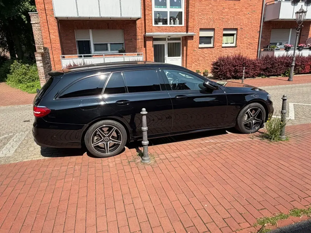 Second-hand Mercedes E300 AMG line 306 CP (225 kW) 2020 Negru Break