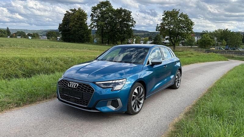 Blau Gebraucht 2020 Audi A3 Sportback S-Line Kombi | 18.990 € (Guter Preis) - Bild 1/4