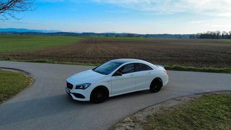 Weiß Gebraucht 2017 Mercedes CLA250 Limousine | 25.000 € (Fairer Preis) - Bild 1/3