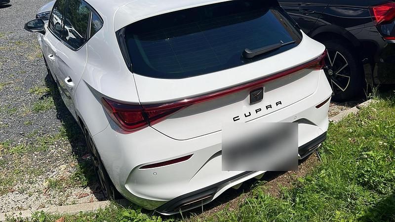 Używany Cupra Leon 245 KM (180 kW) 2022 Biały Sedan/Limuzyna