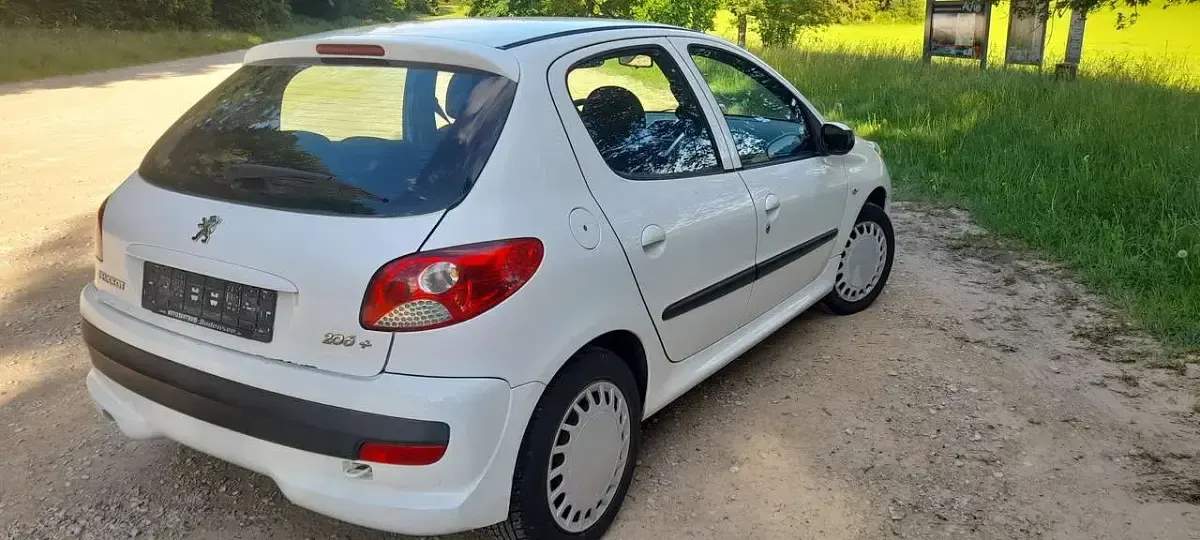 Gebraucht Peugeot 206 Basis 75 PS (55 kW) 2009 Weiss banquise/flach standard Kleinwagen