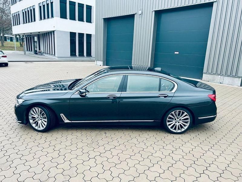 Grau Gebraucht 2017 BMW 740L Limousine | 29.900 € (Superpreis) - Bild 1/4