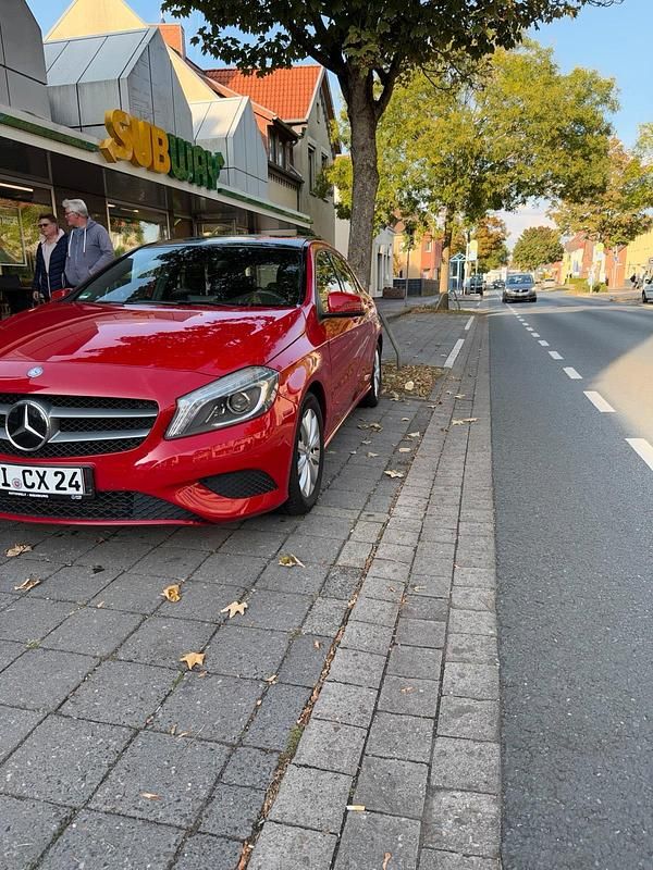 Rot Gebraucht 2013 Mercedes A200 Kleinwagen | 11.900 € (Fairer Preis) - Bild 1/4
