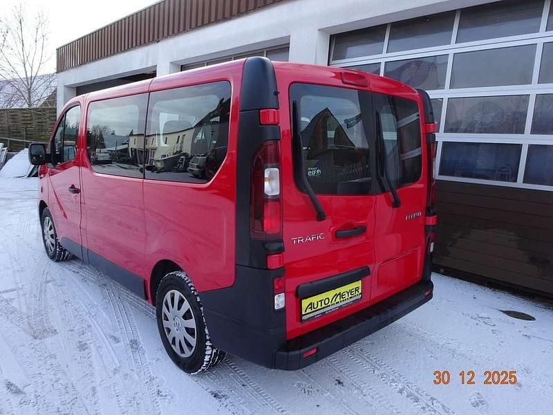 Gebraucht Renault Trafic Expression 125 PS (91 kW) 2017 Magmarot Van / Kleinbus