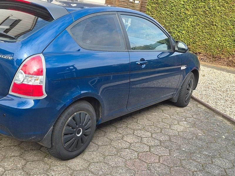 Gebraucht Hyundai Accent 97 PS (71 kW) 2007 Blau Limousine