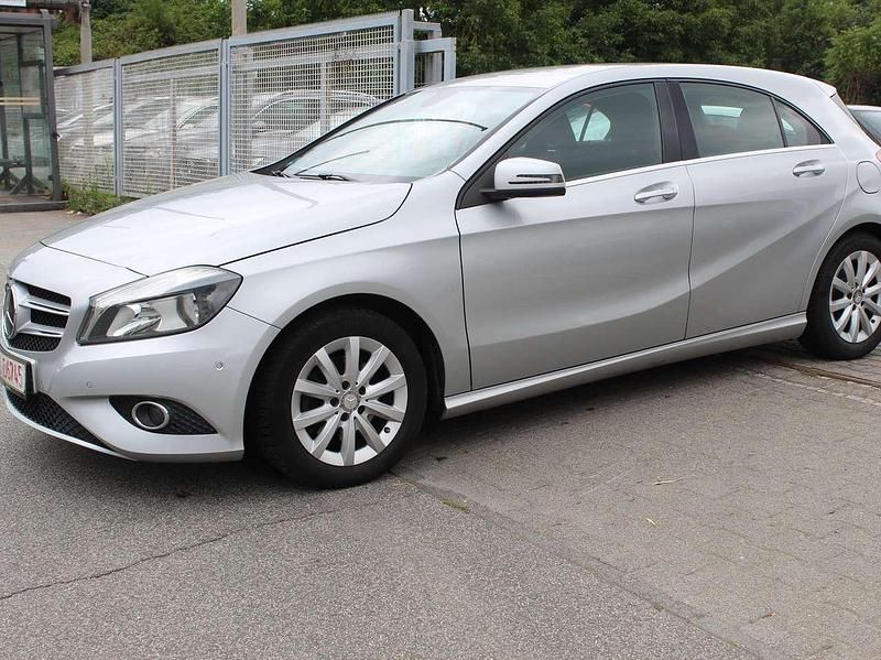 Polarsilber Gebraucht 2014 Mercedes A180 Kleinwagen | 10.800 € (Fairer Preis) - Bild 1/4