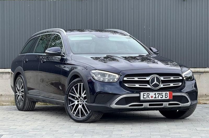 Blau Gebraucht 2021 Mercedes E220 Limousine | 21.500 € (Superpreis) - Bild 1/4