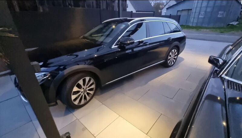 Schwarz Gebraucht 2018 Mercedes E220 Kombi | 18.400 € (Teuer) - Bild 1/4