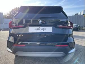Neu BMW iX1 150 kW (204 PS) 2026 Schwarz (schwarz uni) SUV