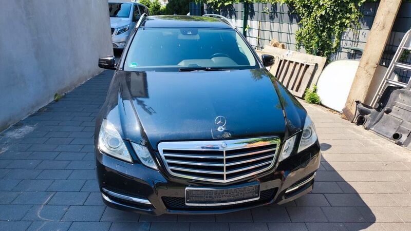 Schwarz Gebraucht 2012 Mercedes E200 Avantgarde Limousine | 8.500 € (Superpreis) - Bild 1/4