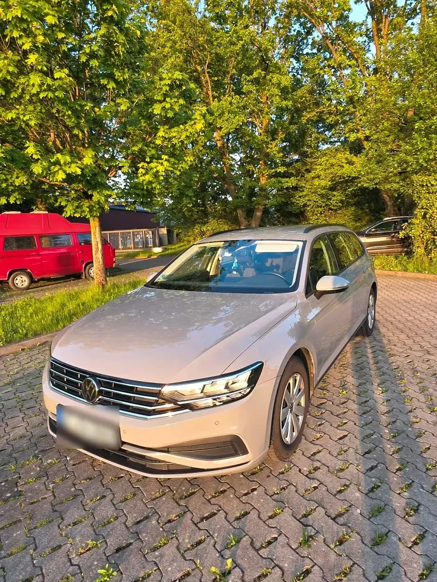 Gebraucht VW Passat 122 PS (89 kW) 2023 Grau Kombi