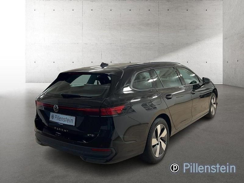 Gebraucht VW Passat Basis 150 PS (110 kW) 2024 Schwarz Limousine