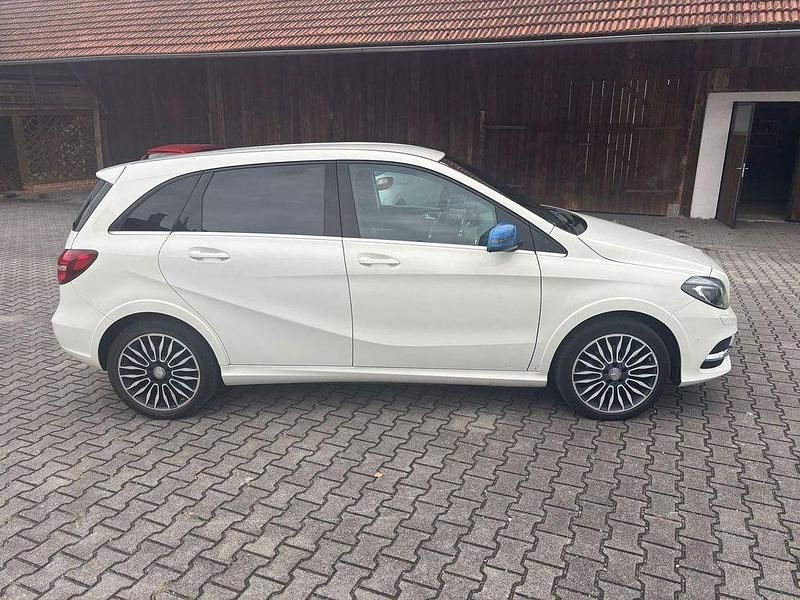 Gebraucht Mercedes B250e 131 kW (179 PS) 2016 Weiß Van / Kleinbus