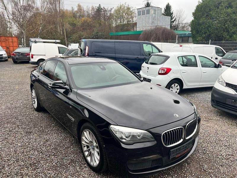 Rubinschwarz metallic Gebraucht 2014 BMW 730 Sport Line Limousine | 15.999 € (Fairer Preis) - Bild 1/4