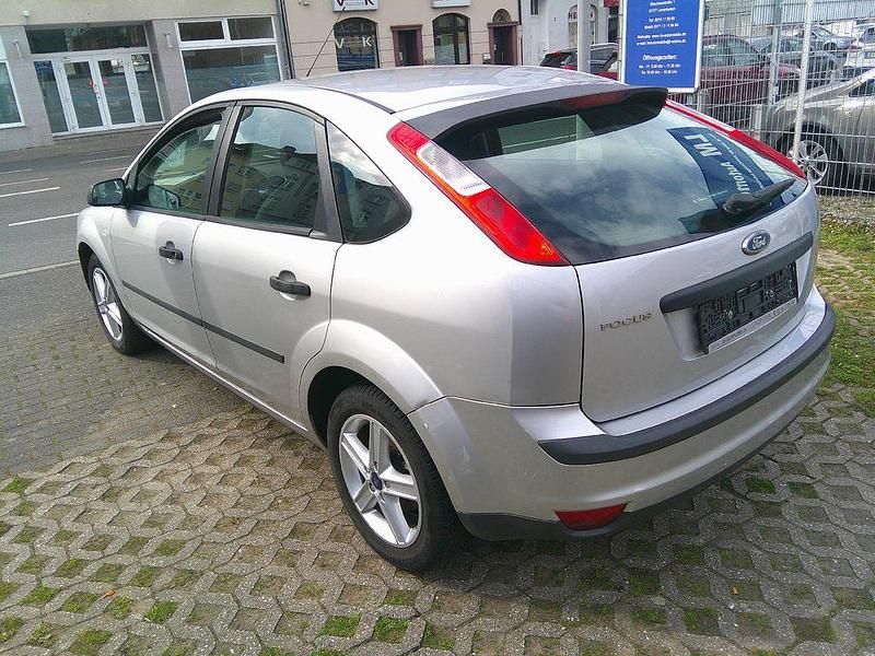 Gebraucht Ford Focus Trend 101 PS (74 kW) 2006 Silber Limousine