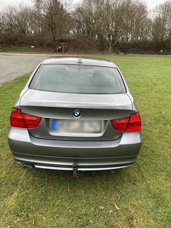 Gebraucht BMW 320 Lifestyle 184 PS (135 kW) 2011 Grau Limousine