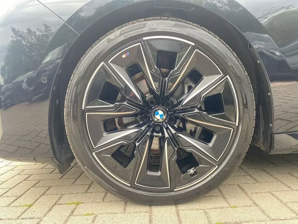 Gebraucht BMW 740 M Sport 299 PS (219 kW) 2025 Carbonschwarz Limousine